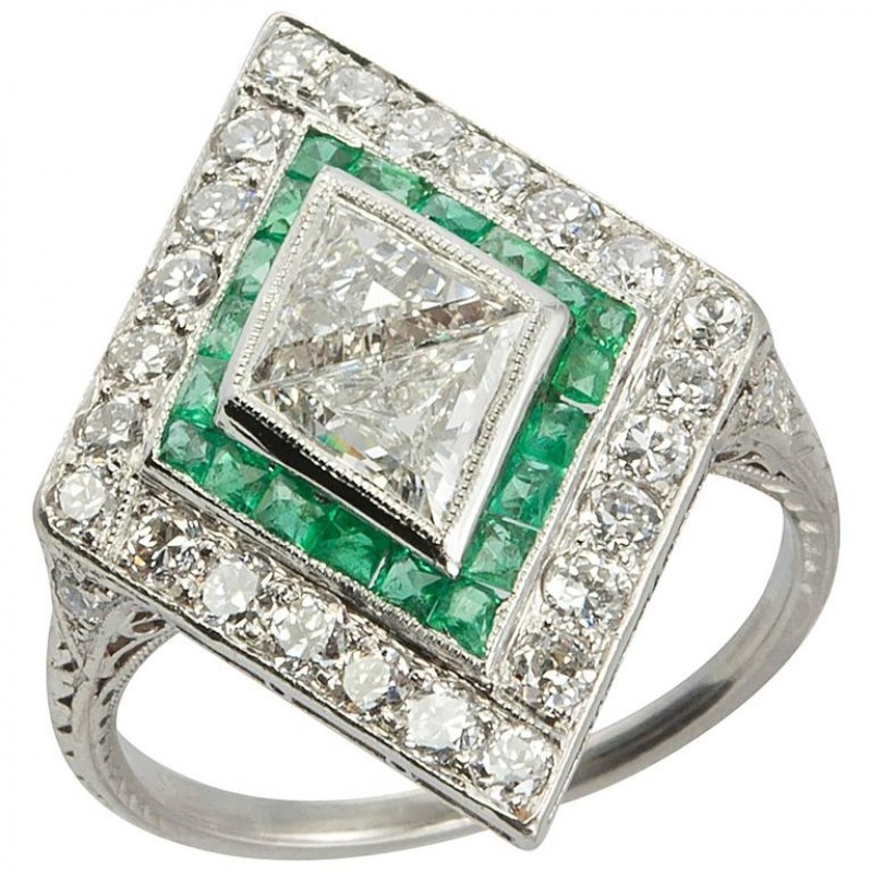 1930s Emerald Diamond Platinum Kite-Shaped Ring